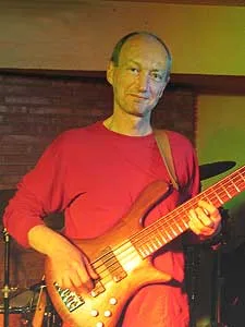 Daniel Copquin tocando el bajo en directo