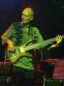 Daniel Copquin tocando el bajo en directo
